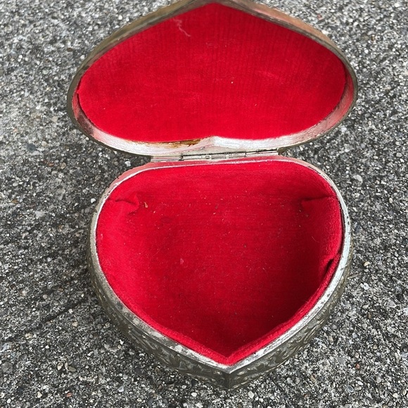 Vintage Gold toned Heart-Shaped Jewelry Box Red Lining Footed Roses Trinket Dish - Picture 2 of 4